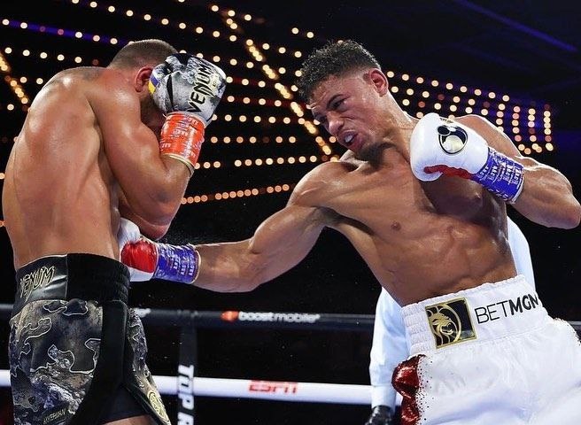 Ломаченко вернулся в бокс яркой победой: зрелищные фото и видео